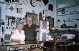 Grand-père Robert et grand-mère Lillian, dans la bijouterie familiale.