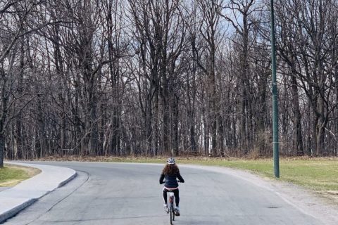 Personne à vélo sur une route déserte - Blogue - 10 pistes d'action pour une relance durable et innovante | Marie-Andrée Roy, Services conseil et Design Thinking