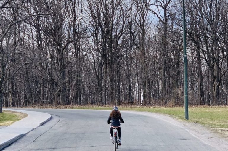 Personne à vélo sur une route déserte - Blogue - 10 pistes d'action pour une relance durable et innovante | Marie-Andrée Roy, Services conseil et Design Thinking