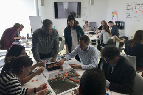 Portrait de Marie-Ève Milot dans une séance de facilitation - Blogue - La facilitation dans le secteur de l'aménagement urbain et de l'architecture | Marie-Andrée Roy, Services conseil et Design Thinking