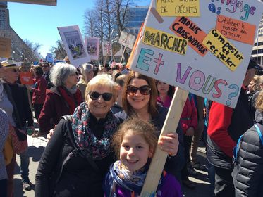 Marie-Andrée Roy lors d'une marche pour le climat - Blogue - Faire des affaires autrement grâce au Planet Centric Design | Marie-Andrée Roy, Services conseil et Design Thinking