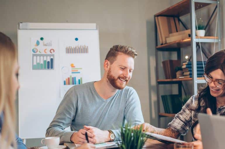 Équipe de travail en réunion - Blogue - 7 erreurs à éviter pour une réunion efficace | Marie-Andrée Roy, Services conseil et Design Thinking