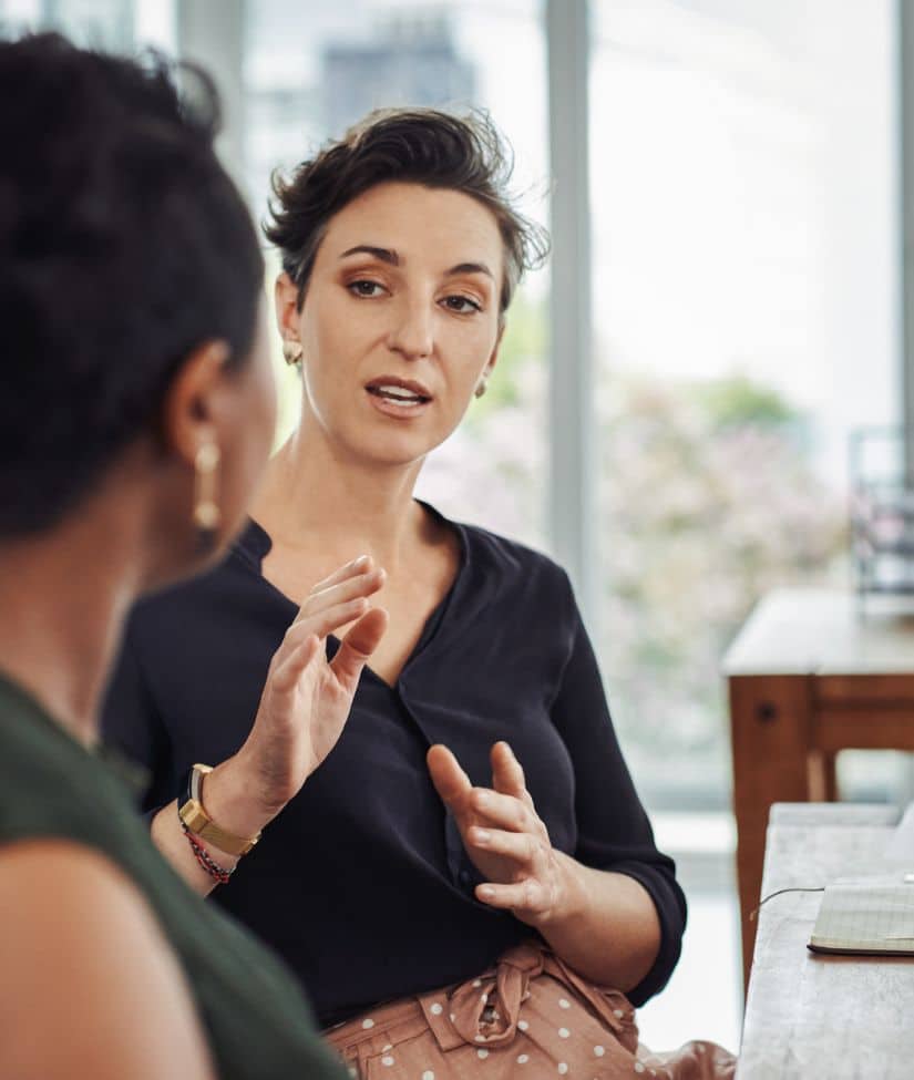 Femme en réunion avec une collègue de travail - Formation - Animez des réunions plus efficaces | Marie-Andrée Roy, Services conseil et Design Thinking