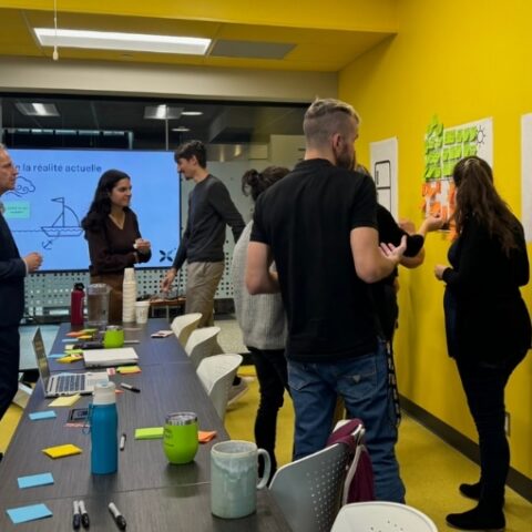 L'équipe de l'Université du Québec - Siège social faisant un atelier de cocréation | Un design sprint pour créer son plan de développement durable - Article de blogue | Marie-Andrée Roy, Services conseil et Design Thinking