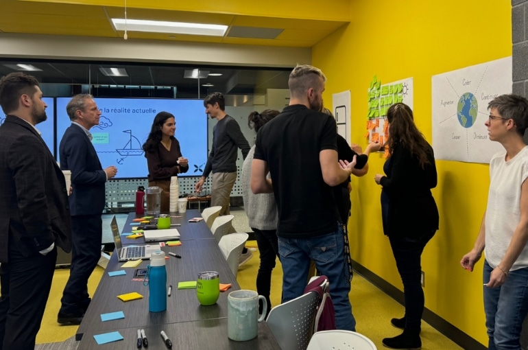 L'équipe de l'Université du Québec - Siège social faisant un atelier de cocréation | Un design sprint pour créer son plan de développement durable - Article de blogue | Marie-Andrée Roy, Services conseil et Design Thinking
