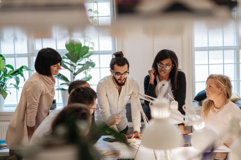 Équipe de travail faisant un atelier de cocréation | «Un design sprint pour créer son plan de développement durable» - Article de blogue | Marie-Andrée Roy, Services conseil et Design Thinking