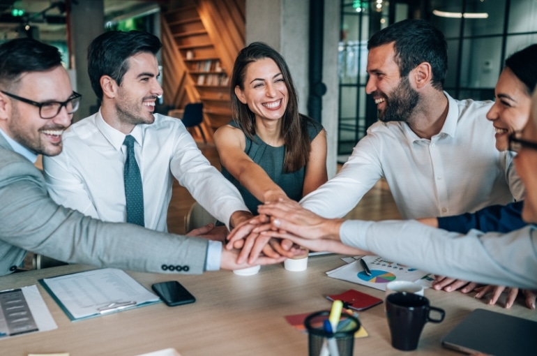 Équipe soudée qui collabore de façon efficace. Article de blogue - Collaboration ou collabillusion ? Découvrez les leviers d’une collaboration authentique | Marie-Andrée Roy, Services conseil et Design Thinking