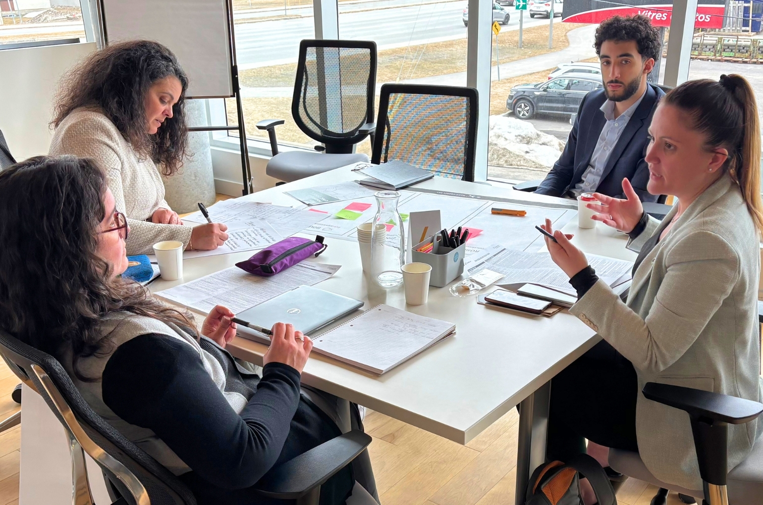 Brainstorm pendant un design sprint. Article de blogue - Innover pour accueillir et intégrer les personnes immigrantes | Marie-Andrée Roy, Services conseil et Design Thinking